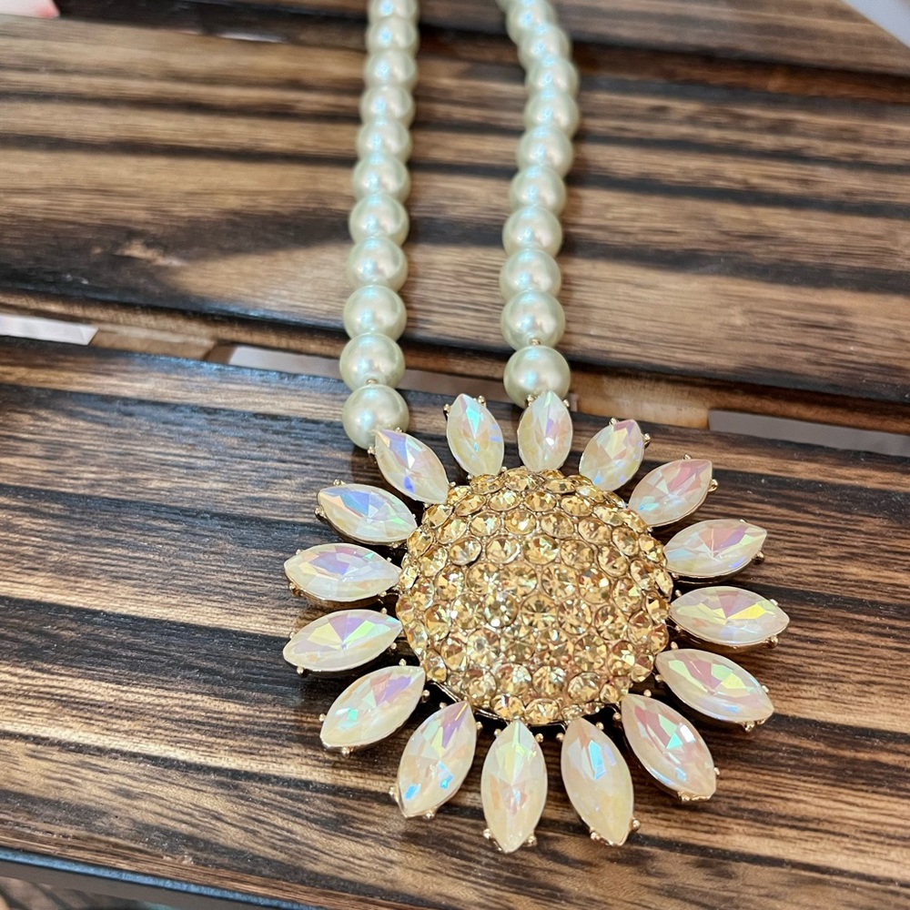 BETSEY JOHNSON RARE Large WHITE Petals Daisy & Pearls Necklace w/Earrings NWT - Picture 8 of 16